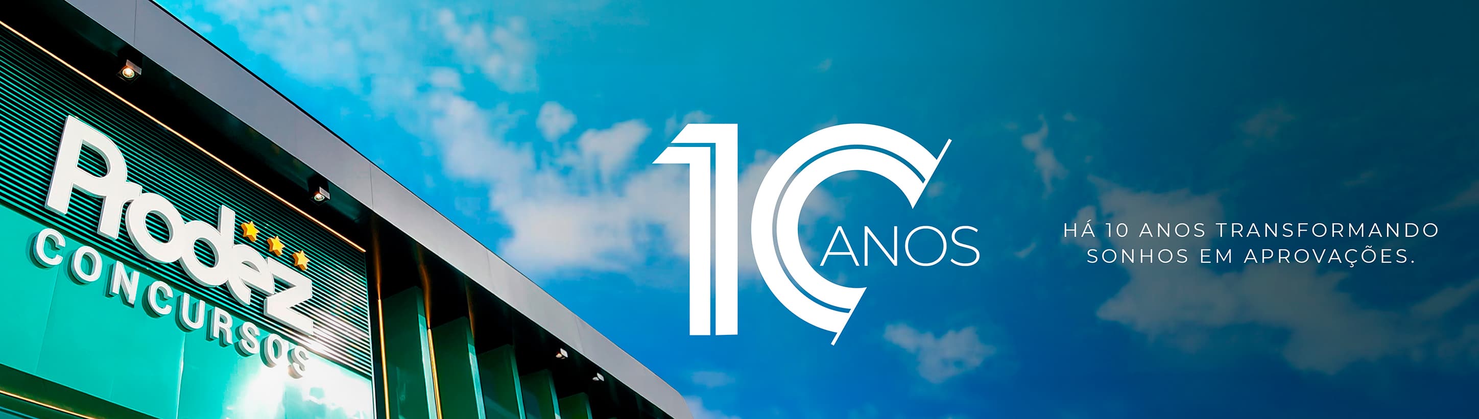 Fachada do Prodez Concursos ao entardecer, comemorando 10 anos